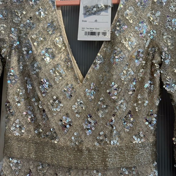 (383) ❤️ BNWT MAC DUGGAL GEOMETRIC EMBELLISHED EVENING GOWN STYLE 5021 - Picture 4 of 9